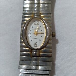Avenue Quarts watch (needs batteries)